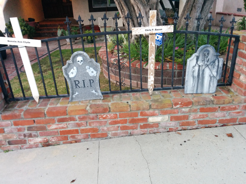 Illustration for article titled Halloween Decorations From a Few Neighborhoods